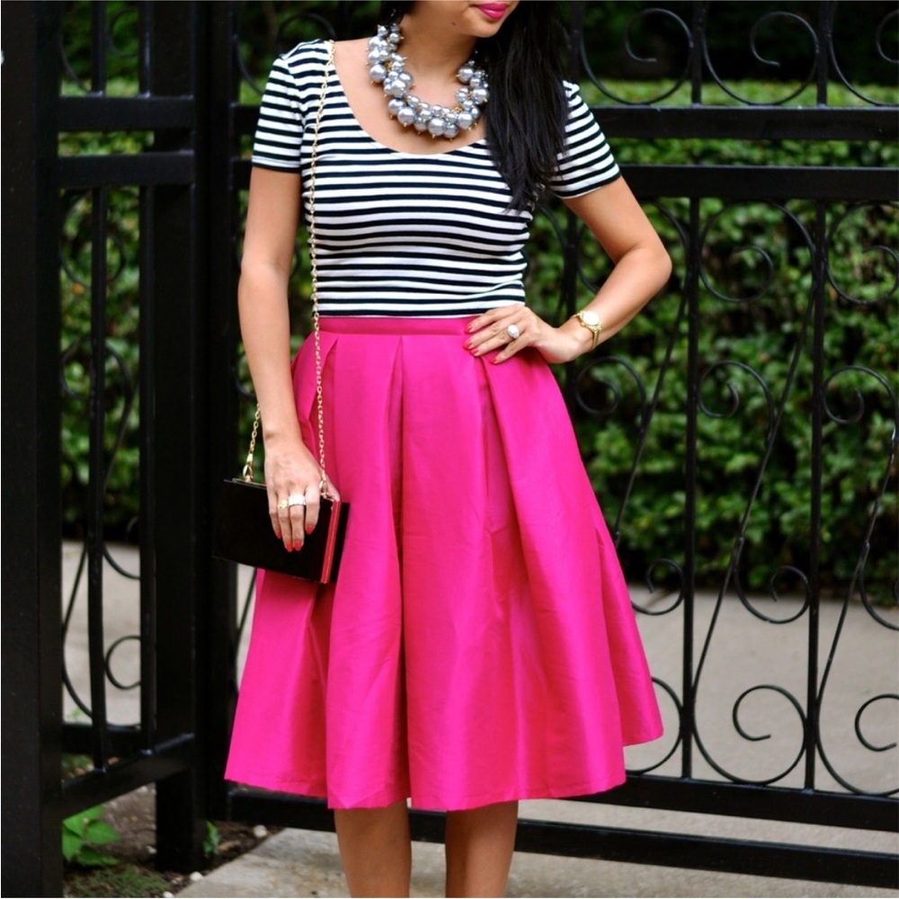 Women’s hot pink pleated skirt lined size 6 100% silk